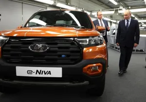 O Πούτιν επιθεωρεί το νέο ηλεκτρικό Lada Niva