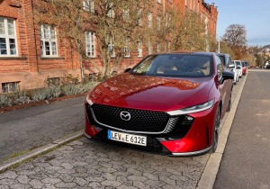 Mazda 6e: Το κομψό ηλεκτρικό sedan που εντυπωσιάζει, αλλά…