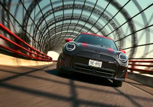 Το απόλυτο ηλεκτρικό MINI ήρθε στην Ελλάδα με 258 PS και άρωμα πίστας – Δείτε πόσο κάνει