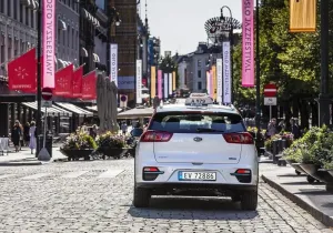 ΕΕ: Σχεδόν το 15 % όλων των νέων αυτοκινήτων το 2023 λειτουργούσαν με μπαταρίες