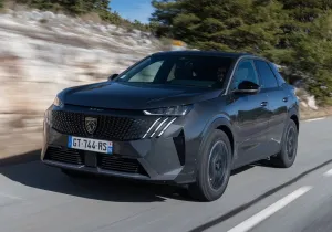 Τα Peugeot e-3008 και e-5008 γίνονται επίσης AWD