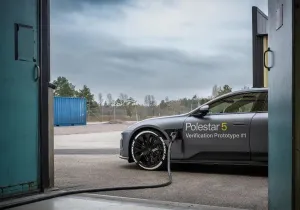 Polestar: φτάνει τα 370 kW σε γρήγορη φόρτιση!