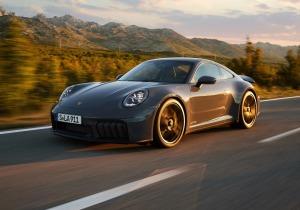 «Ψήνεται» η νέα υβριδική Porsche 911