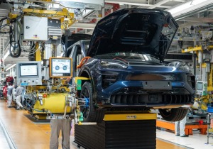 Η Porsche ξεκινά τη μαζική παραγωγή της Cayenne Electric