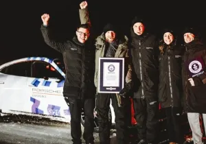 Παγκόσμιο ρεκόρ Γκίνες: Η Porsche Taycan πετυχαίνει το μεγαλύτερο drift με ένα EV στον πάγο