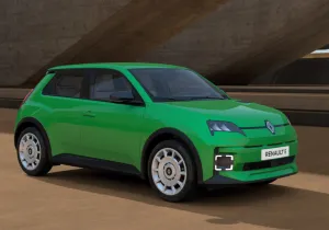 Το Renault 5 είναι πλέον διαθέσιμο με μικρότερη μπαταρία – Δείτε εκδόσεις και τιμές