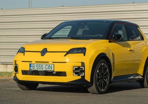 Renault 5 E-Tech: Οδηγώντας το ηλεκτρικό μικρό που «παντρεύει» ρετρό στυλ με σύγχρονη τεχνολογία