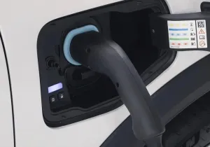 Η Renault μαζί με την Mobilize και την Octopus Energy θα παρέχουν δωρεάν φόρτιση