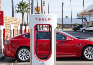 Τέλος εποχής για την Tesla; Ο Μασκ εγκαταλείπει τα EV και ποντάρει τα πάντα σε ρομπότ και AI