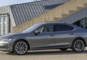 PHEV αλλά… γρήγορο: Το νέο Skoda Superb iV μπαίνει δυναμικά στο παιχνίδι των premium sedan