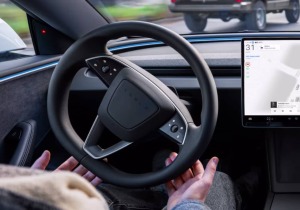 Η Tesla φέρνει την πλήρως αυτόνομη οδήγηση στην Ευρώπη