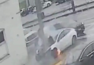 Σοκ με Tesla: Γυναίκα παγιδεύτηκε και κάηκε ζωντανή επειδή δεν άνοιγαν οι πόρτες!