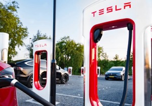 Tesla: Προειδοποιεί για την υγρή πετσέτα στο καλώδιο Supercharger