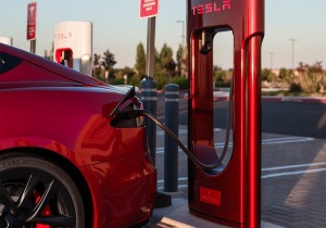 Η Tesla ζητά από τον Καναδά χαμηλότερους δασμούς