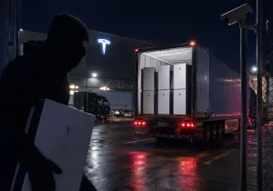 Αδιανόητη κλοπή στην Tesla: Εξαφάνισαν 11 φορτηγά με μπαταρίες, χωρίς να σπάσουν ούτε μία πόρτα