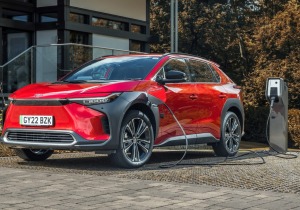 Η Toyota μειώνει τους στόχους παραγωγής EV