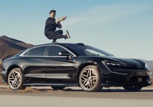 Η BYD επιδεικνύει τη σταθερότητα του U7 με «κόλπα» Kung Fu [video]