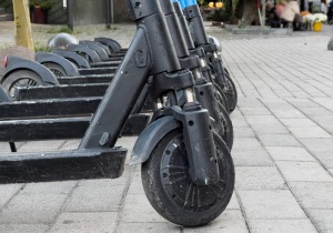 Θεσσαλονίκη: Νέοι κανόνες κυκλοφορίας και στάθμευσης για τα ηλεκτρικά πατίνια.