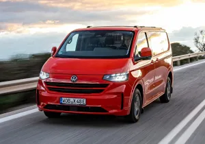 Η VW παραδίδει τα πρώτα e-Transporters
