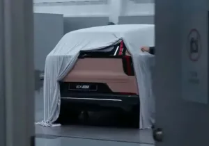 Η Volvo ετοιμάζει το EX60 και το αποκαλύπτει… διακριτικά [video]