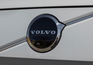 Η Volvo καταργεί τον στόχο να γίνει πλήρως ηλεκτρική έως το 2030