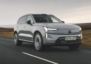 Το Volvo EX90 ρίχνει την τιμή, κρατά την πολυτέλεια και αφήνει τους ανταγωνιστές στη σκόνη!
