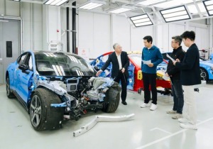 Η Xiaomi αποσυναρμολόγησε live το SU7 για να δείξει πόσο καλό είναι