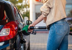 Η σύγκρουση στο Ιράν πλήττει τα βενζινοκίνητα 5 φορές πιο σκληρά από τα EV