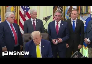 Στα 80 του, ο Τραμπ αντιμετωπίζει τα ερωτήματα που έθετε για τον Μπάιντεν (+video)