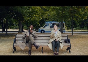 Η Olivia Colman στη νέα καμπάνια της Burberry σε σκηνοθεσία John Madden (+video)