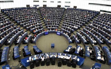 Ευρωπαϊκό Κοινοβούλιο: "Πράσινο φως" στη νομοθεσία για τους δασμούς