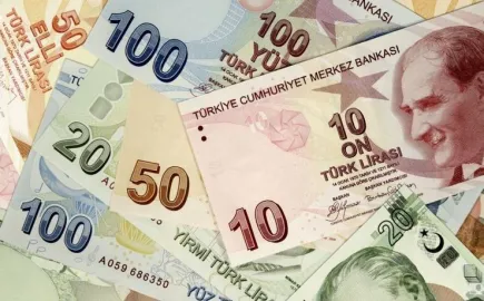 Με μια λεπτή άσκηση ισορροπίας στη συναλλαγματική αγορά επιχειρεί η Άγκυρα να διαχειριστεί τις πιέσεις στη λίρα, επιτρέποντας στο νόμισμα να χάνει σταδιακά αξία αντί να συσσωρεύονται ανισορροπίες που θα μπορούσαν να οδηγήσουν σε απότομη υποτίμηση. 