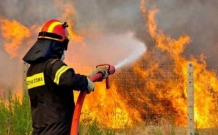 Πυρκαγιά ξέσπασε στο Ωραιόκαστρο- Μήνυμα 112 για απομάκρυνση κατοίκων