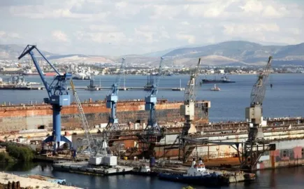 Ξεκίνησε η ρυμούλκηση του «Blue Carrier 2» προς την Ελευσίνα
