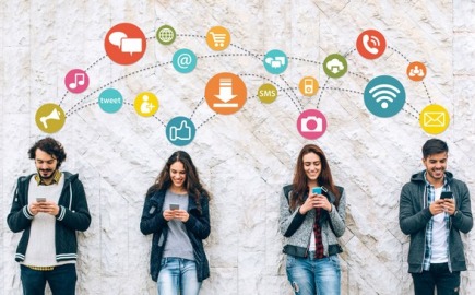 Gen Zs και Millennials βλέπουν αλλιώς τη δουλειά - Τροχοπέδη η οικονομική δυσπραγία 