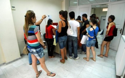 Η ΕΛΣΤΑΤ ανακοίνωσε ότι τον Φεβρουάριο οι άνεργοι ήταν 410.506 άτομα ενώ τον ίδιο μήνα στη ΔΥΠΑ ήταν εγγεγραμμένοι 903.928