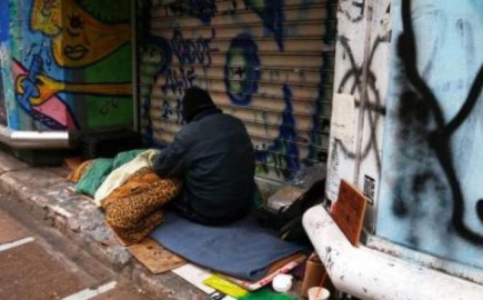 Έρευνα: Ένας στους τρεις αστέγους στην Αθήνα ζει στο δρόμο για πάνω από πέντε χρόνια
