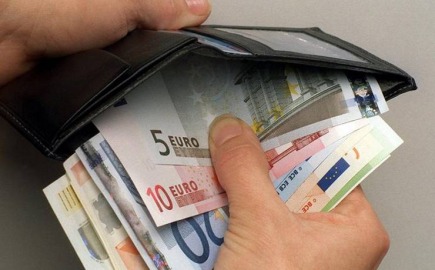 Αντίστροφη μέτρηση για αυξήσεις σε κατώτατο, επιδόματα και κλαδικούς μισθούς