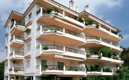 Ο πρωθυπουργός αποκάλυψε ότι ενισχύονται τα κίνητρα προς τους ιδιοκτήτες που θα εκμισθώσουν κενά ακίνητα, και έρχονται αντικίνητρα για όσους τα διατηρούν κλειστά