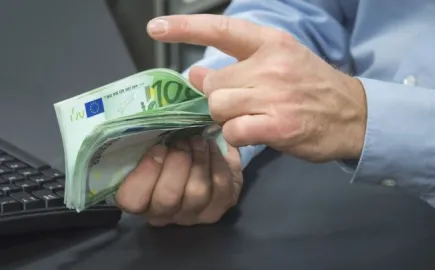 Εργαζόμενοι συνταξιούχοι: Επιστροφές έως 500 ευρώ από τον e-ΕΦΚΑ – Ποιοι τις δικαιούνται