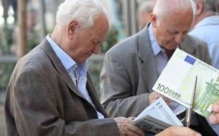 Ωστόσο οι μέσες συντάξιμες αποδοχές είναι κατά 40 ευρώ χαμηλλότερες από τον κατώτατο μισθό