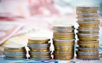 Πλεόνασμα 4,935 δισ. ευρώ το 2025 – Στα 363 δισ. το δημόσιο χρέος