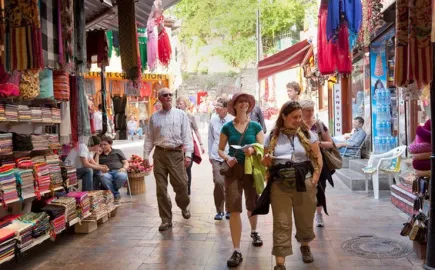 Αυξημένα έσοδα για τον τουρισμό με λιγότερους τουρίστες