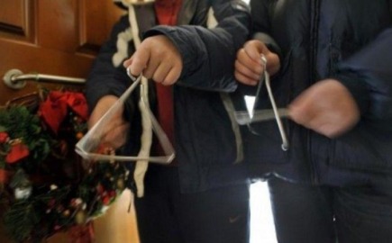 Τρεις ληστείες κατά ανηλίκων που είχαν βγει να πουν τα κάλαντα