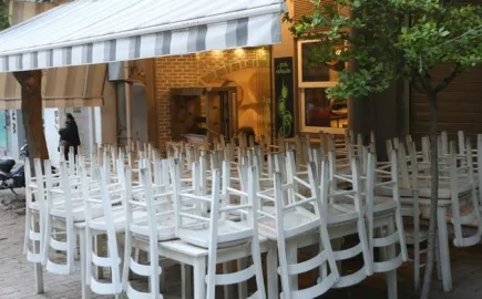 Έλληνες και ξένοι τουρίστες προμηθεύονται τρόφιμα από τα σούπερ μάρκετ και μαγειρεύουν μόνοι τους περιορίζοντας τις εξόδους