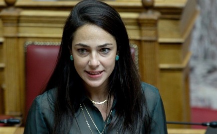 Μιχαηλίδου: Το επίδομα στήριξης για την ανάληψη ανάθεσης αναδοχής παιδιού είναι στα 525 ευρώ το μήνα