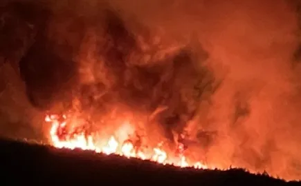 Μεγάλη πυρκαγιά  στην  Κόνιτσα, επιχειρούν πολλοί πυροσβέστες