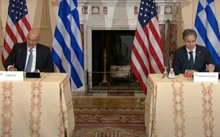 Η  διάκριση ανάμεσα σε άμυνα και εμπλοκή δεν είναι πάντα καθαρή.