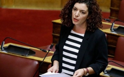 Kομνηνάκα/ΚΚΕ: Συνταγματική αναθεώρηση για τα κέρδη των επιχειρηματικών ομίλων