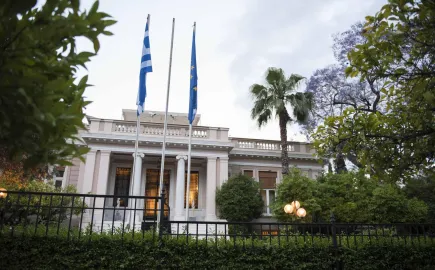 «Καμπανάκια» στο Μαξίμου για 2 δημοσκοπικά ευρήματα 